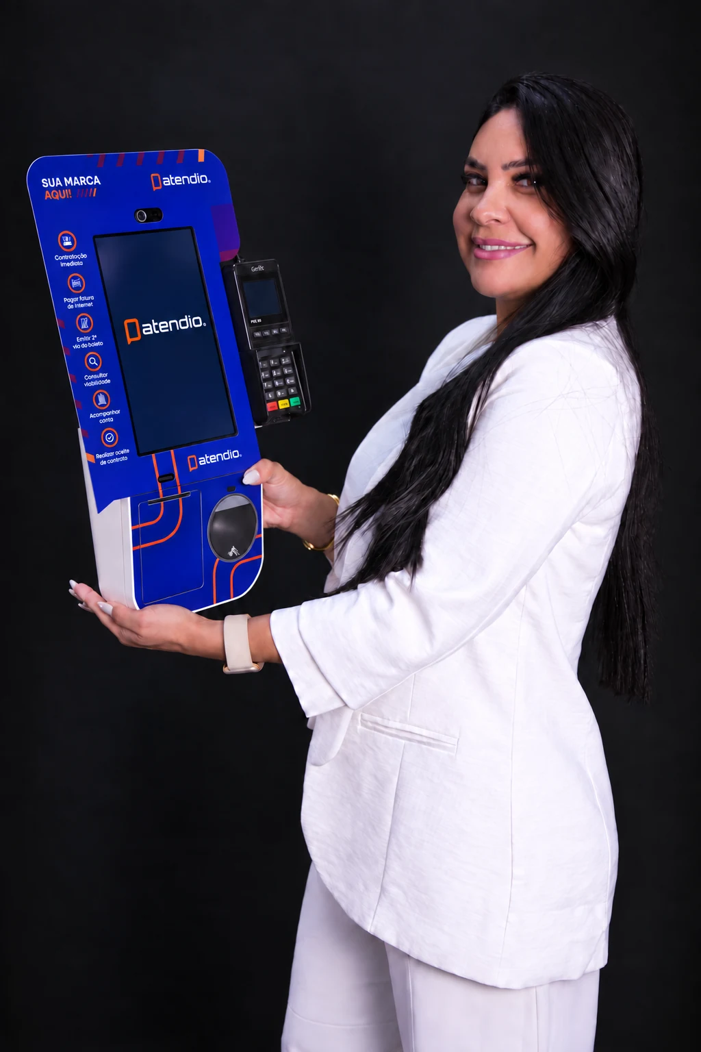 Amanda apresenta o totem de autoatendimento Atendio